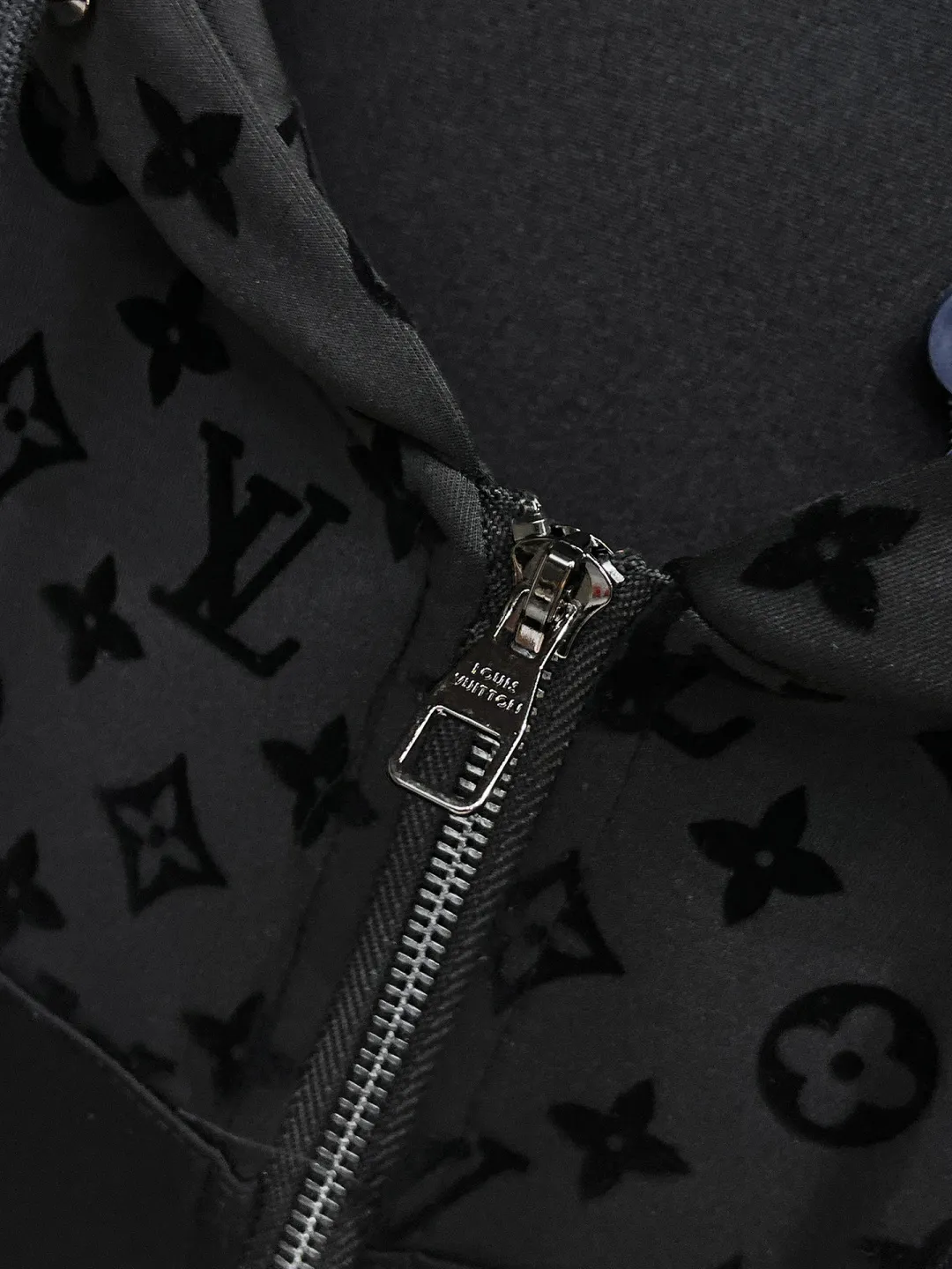🅿️720 LV 2025 autumn and winter new counter casual suit, breathable, comfortable and casual! Full of high-end feel! The details are exquisite and high-end, and the workmanship is impeccable! The original high-end fabric is very high-end! The fabric is crisp, anti-wrinkle and wear-resistant, warm, neat and stylish. Everyone must buy a set this autumn and winter. They must look cool and handsome when wearing it. We specially recommend the size M-3XLC30
